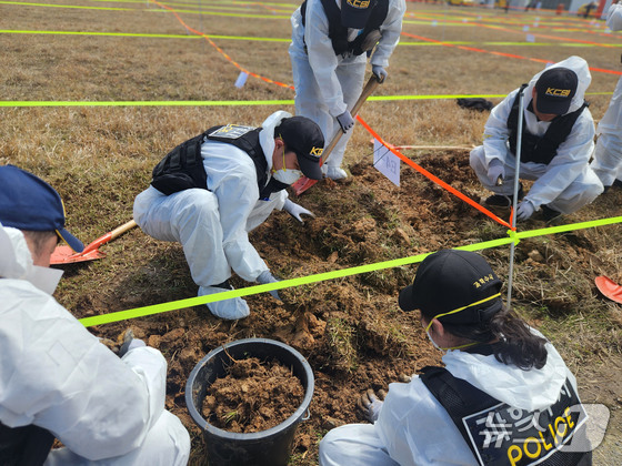 \"13日、全羅南道ムアン国際空港でチェジュ航空旅客機事故の犠牲者の遺体と遺留品を捜索するための政府横断的な全面再捜索が行われている。