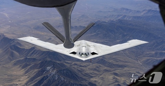 \"「B-21」レイダーの空中給油の様子。（米空軍提供）\"