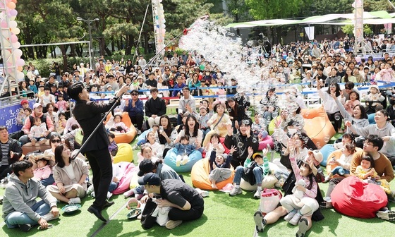 2025年子どもの日祭のバブルマジックショーを観覧する様子(ノウォン区提供)