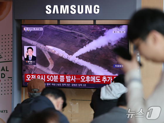 \"ソウル駅待合室で市民がテレビを通じて北朝鮮の弾道ミサイル発射のニュースを見守っている。