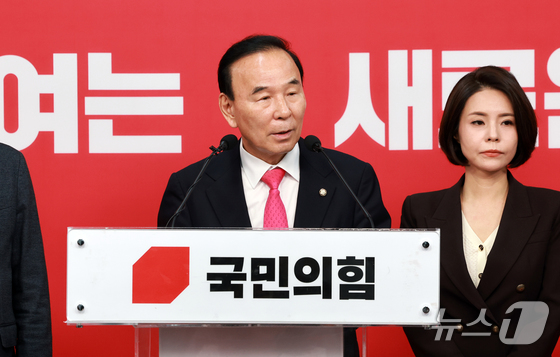 パク・ドクフム（国民の力）公選管理委員長が14日、ソウル・永登浦区の国民の力中央党舎で広域団体長の予備選結果を発表している。国民の力公選管理委員会は慶尚北道知事の最終候補に現職のイ・チョルウ氏を確定したと発表した。2026.4.14