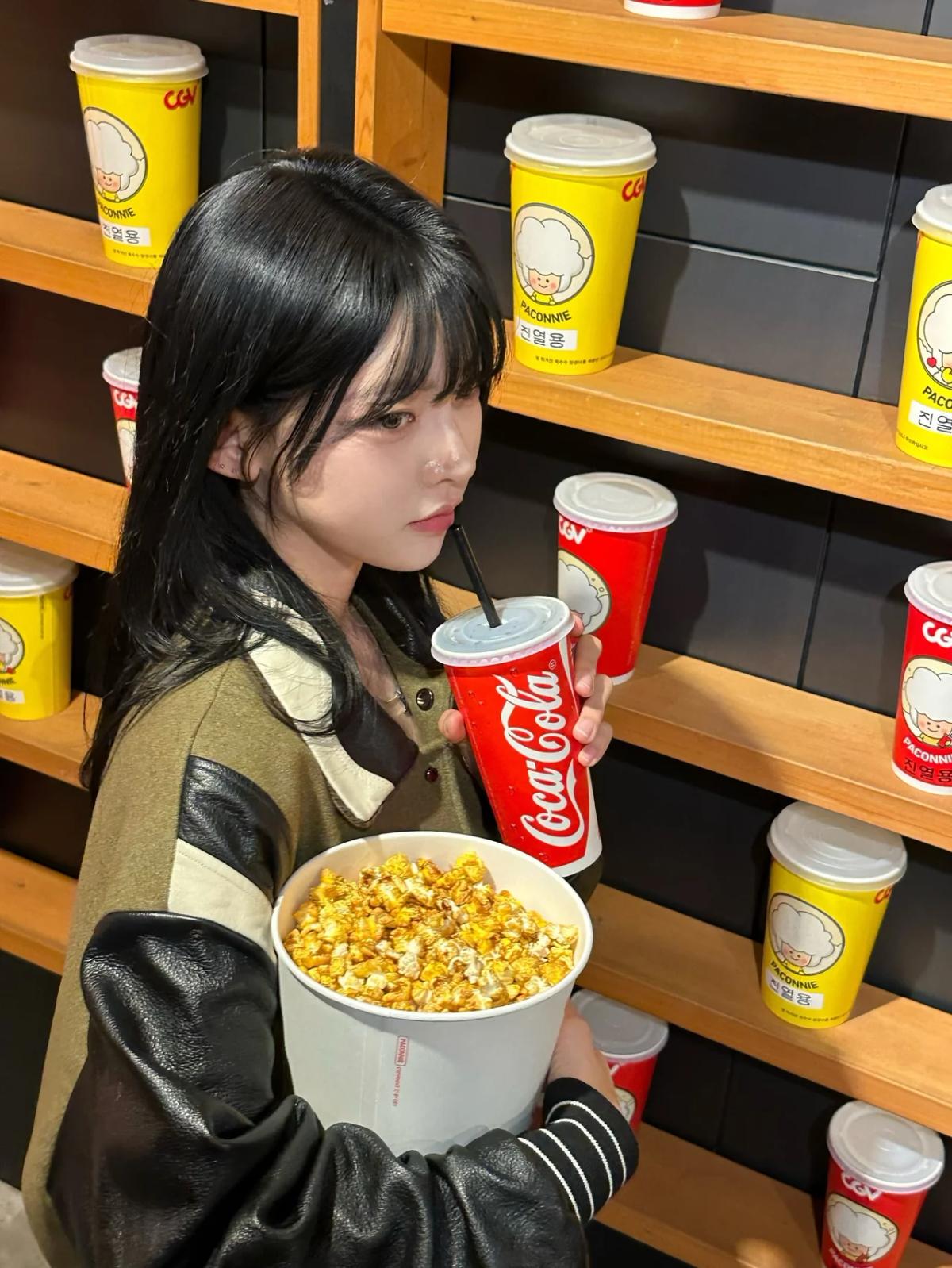 キム・ミンジ、バーシティジャケットで完成した『映画のようなデートルック』