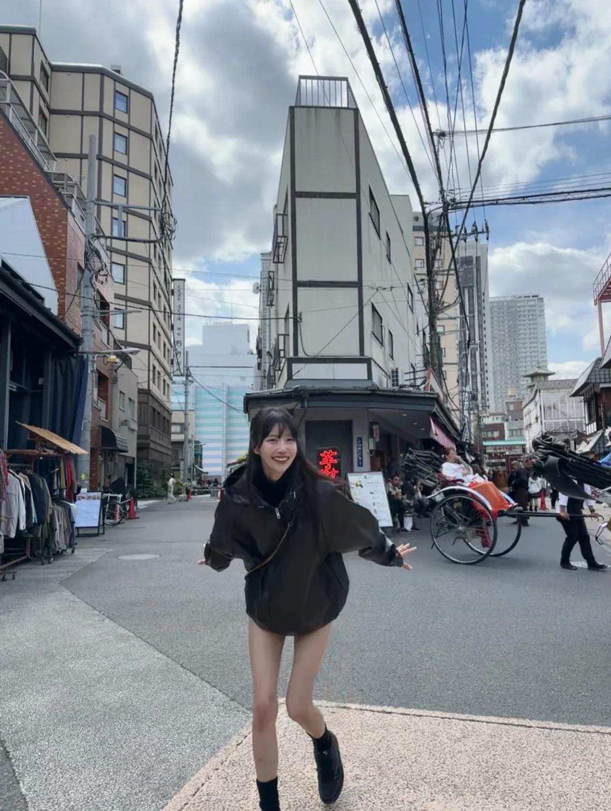 イ・ミジュ、東京・浅草を染めた「ハイウエストで下半身が見えない」ファッション…レザージャケット一枚で決まる