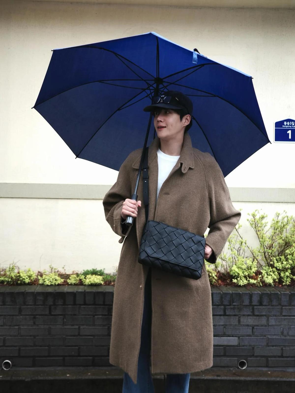 キム・ソノの『レインデイ(Rainy Day)』ルック…「コートの優雅さにブラックひとしずく」