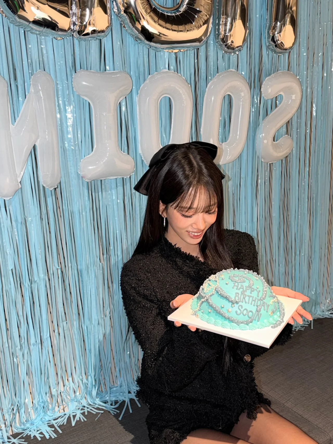 ブラックツイードセットアップ＋ベルベットリボンの誕生日パーティーコーデ／写真＝MEOVV