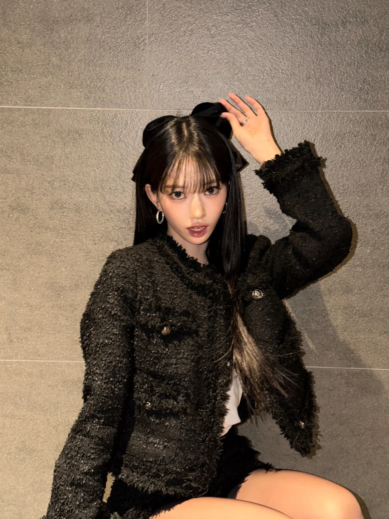ブラックフリンジツイードジャケット＋ブラックミニスカート＋ベルベットリボンヘアコーデ／写真＝MEOVV