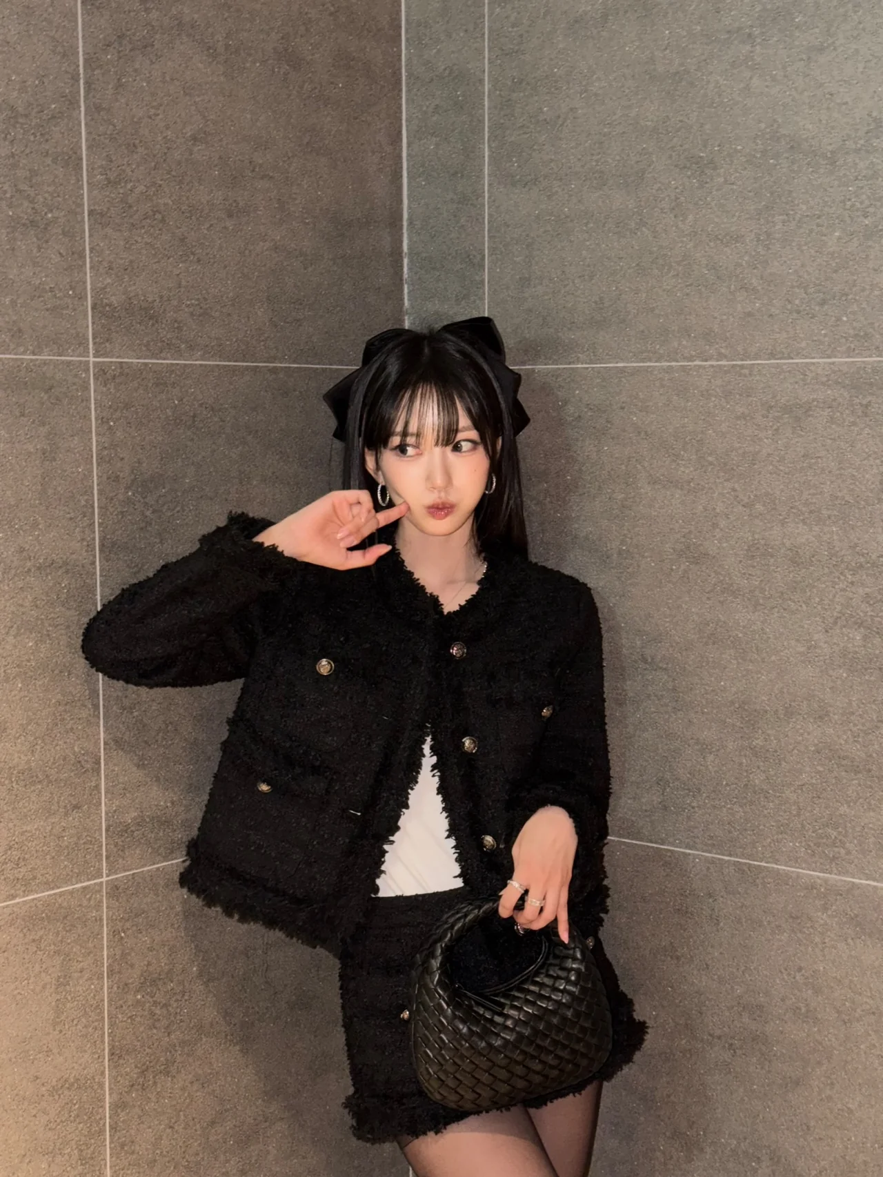 ブラックツイードジャケット＋ミニスカート＋ブラックウィーブミニバッグの全身コーデ／写真＝MEOVV