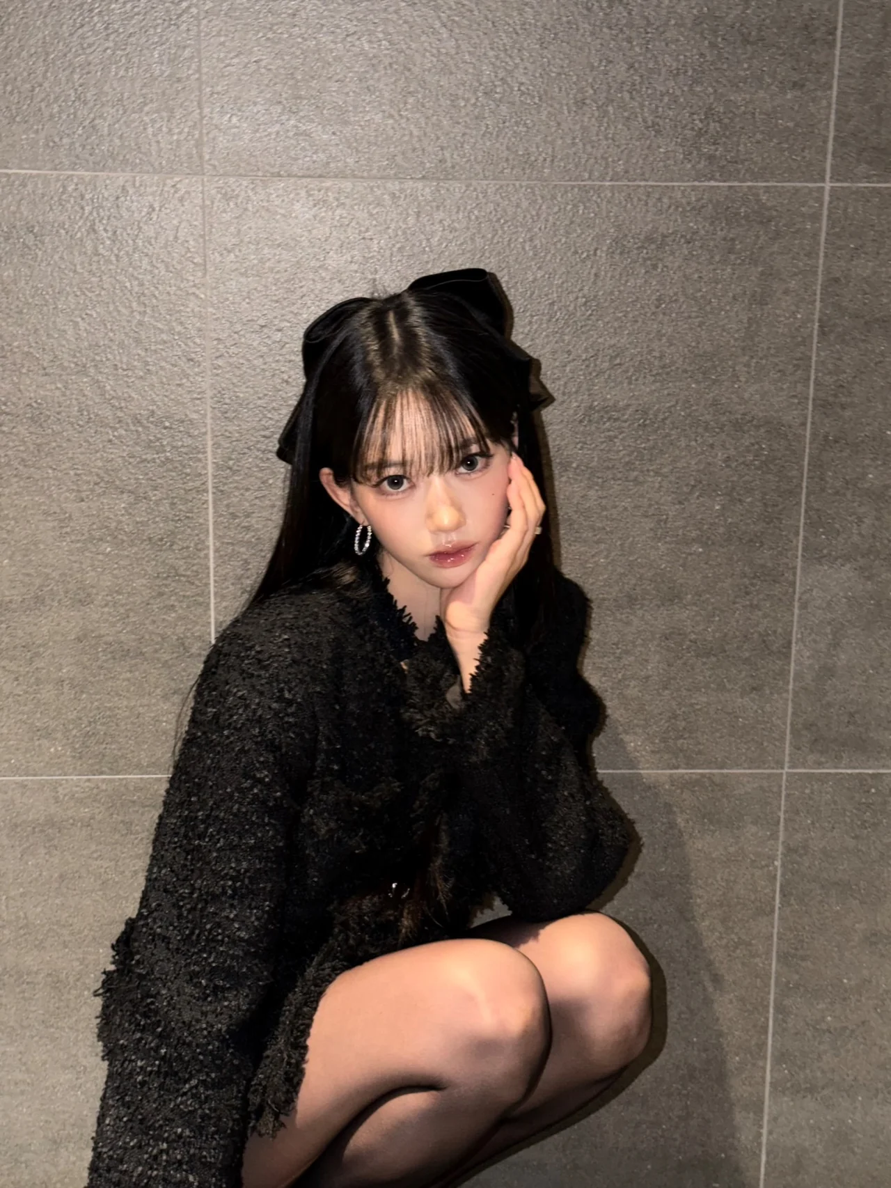 ブラックツイードジャケット＋ベルベットリボンヘアのクローズアップ／写真＝MEOVV