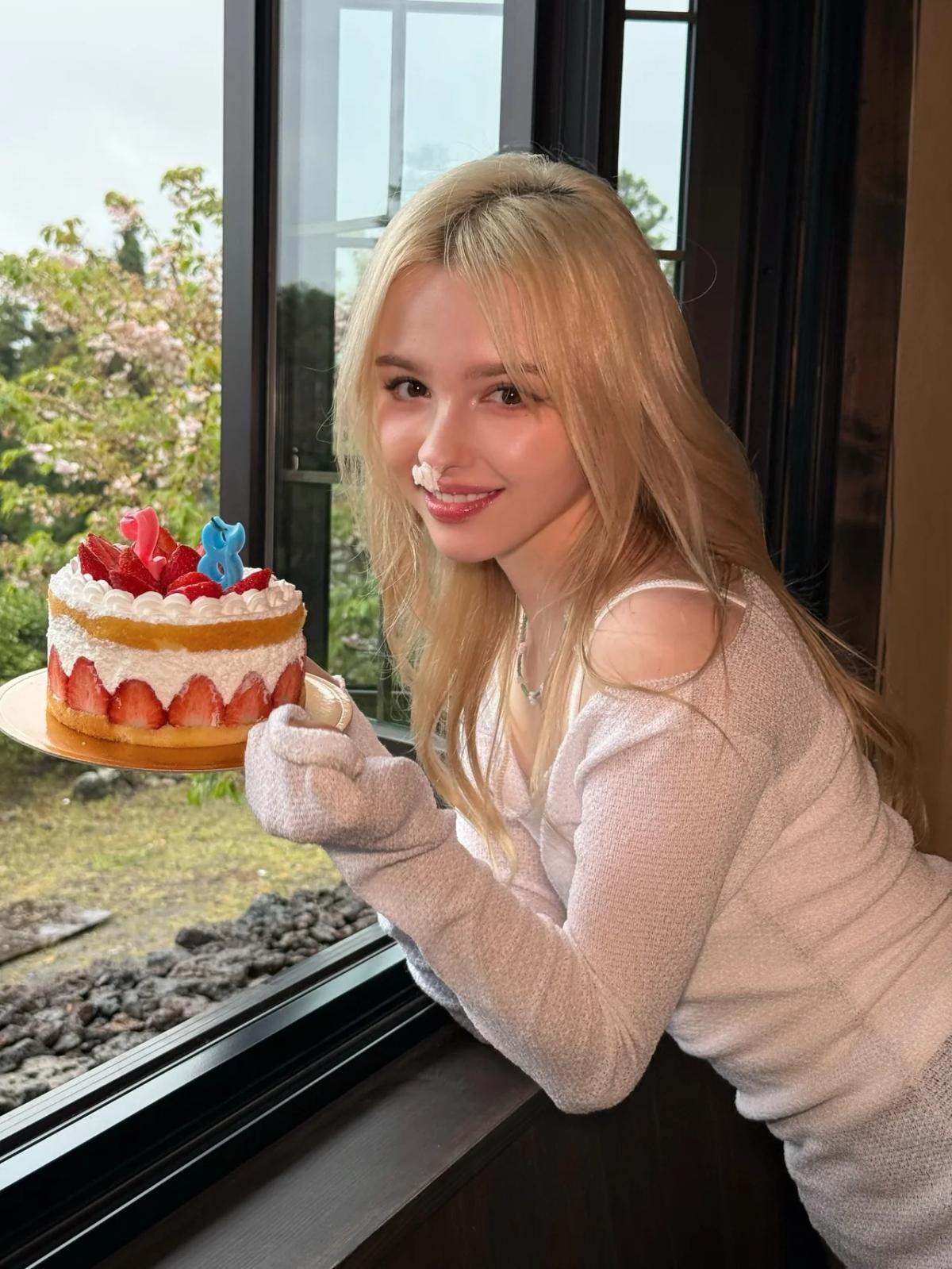 カリモバ・エリナ、28回目の誕生日を彩った“ピンクの女神”…ホームパーティーの主役の定番スタイル