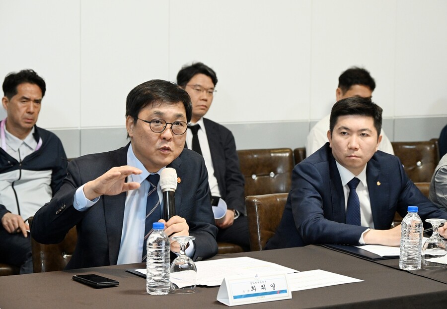 文化体育観光部のチェ・フィヨン長官（左）と大韓体育会のユ・スンミン会長。 ⓒ大韓体育会