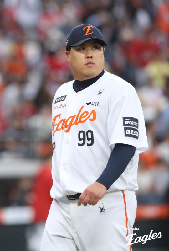 ▲ 5回までパーフェクトを続け、6回に崩れてあっけなく試合を終えたリュ・ヒョンジン ⓒハンファイーグルス