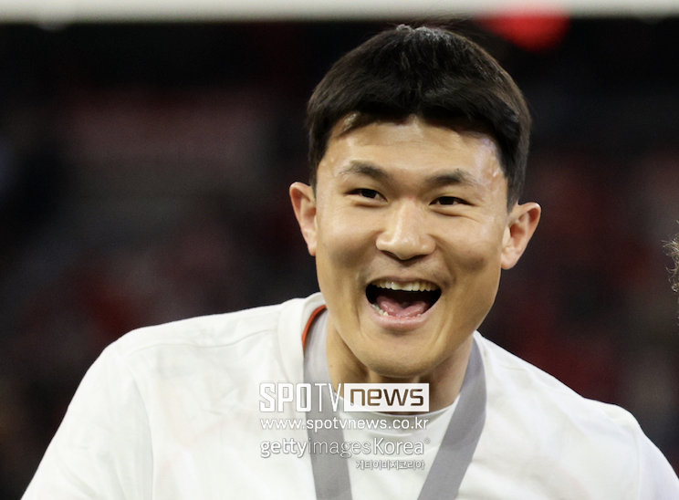▲ インテル・ミランは今シーズン、強力な攻撃力を前面に出してリーグ首位を快走している。チーム得点80ゴールでこの部門の圧倒的首位であり、2位コモ1907（59ゴール）との差は21ゴールに達している。ただし相対的に「後方競争力」は不足していると評価されている。31失点でリーグ5位に留められており、特に最近5試合で9失点が記録され、現地で守備補強の必要性が大きく提起されている状況だ。「ノティチエ・インテル」は「このため、昨年からインテル・ミランを率いている名DF出身のクリスティアン・キブ監督によってキム・ミンジェ（写真）の獲得可能性が真剣に検討される確率が高い」と展望している。