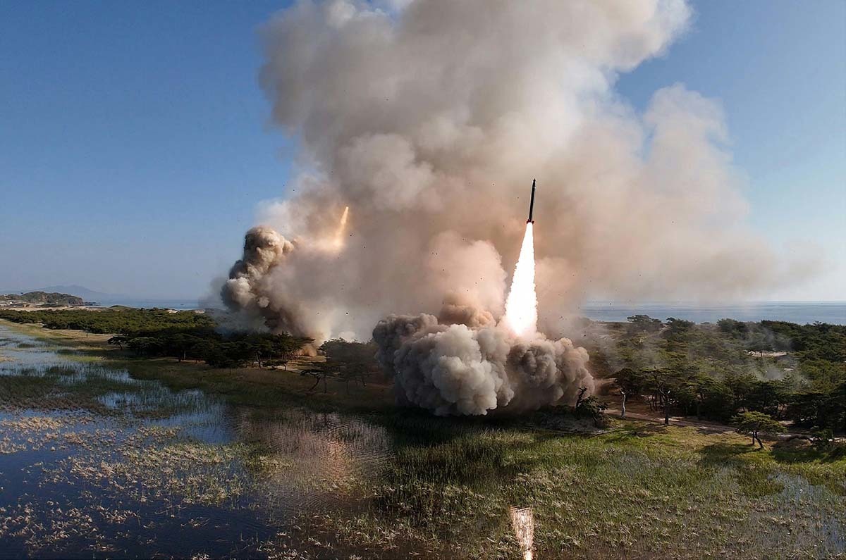 \"北朝鮮が2025年5月8日に行った長距離砲・ミサイルシステム合同打撃訓練の様子。訓練には600mm多連装ロケット砲と戦術弾道ミサイル「火星-11型」が動員された。