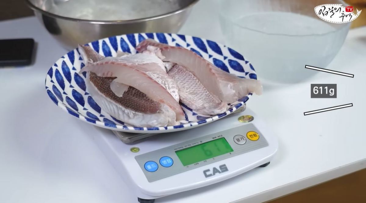購入した真鯛の収率測定の様子