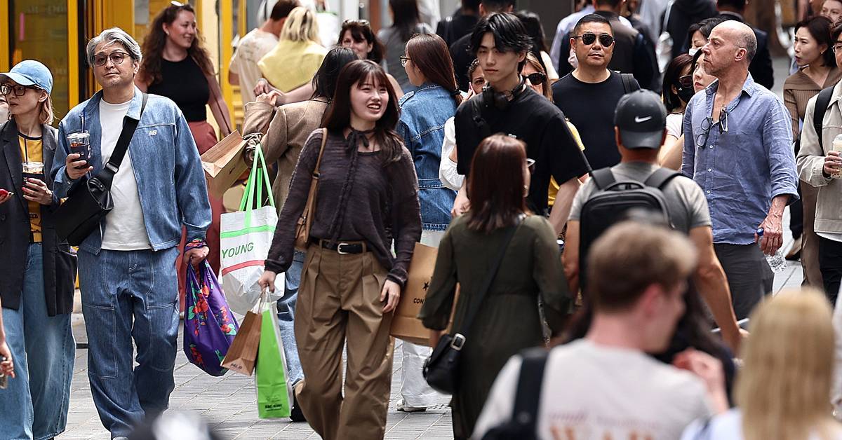 外国人観光客がソウル中区の明洞通りを歩いている