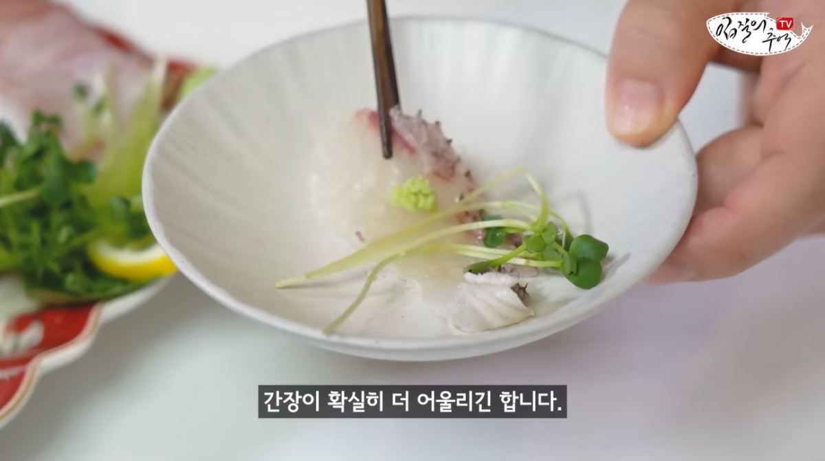 捌いた真鯛を味わう様子