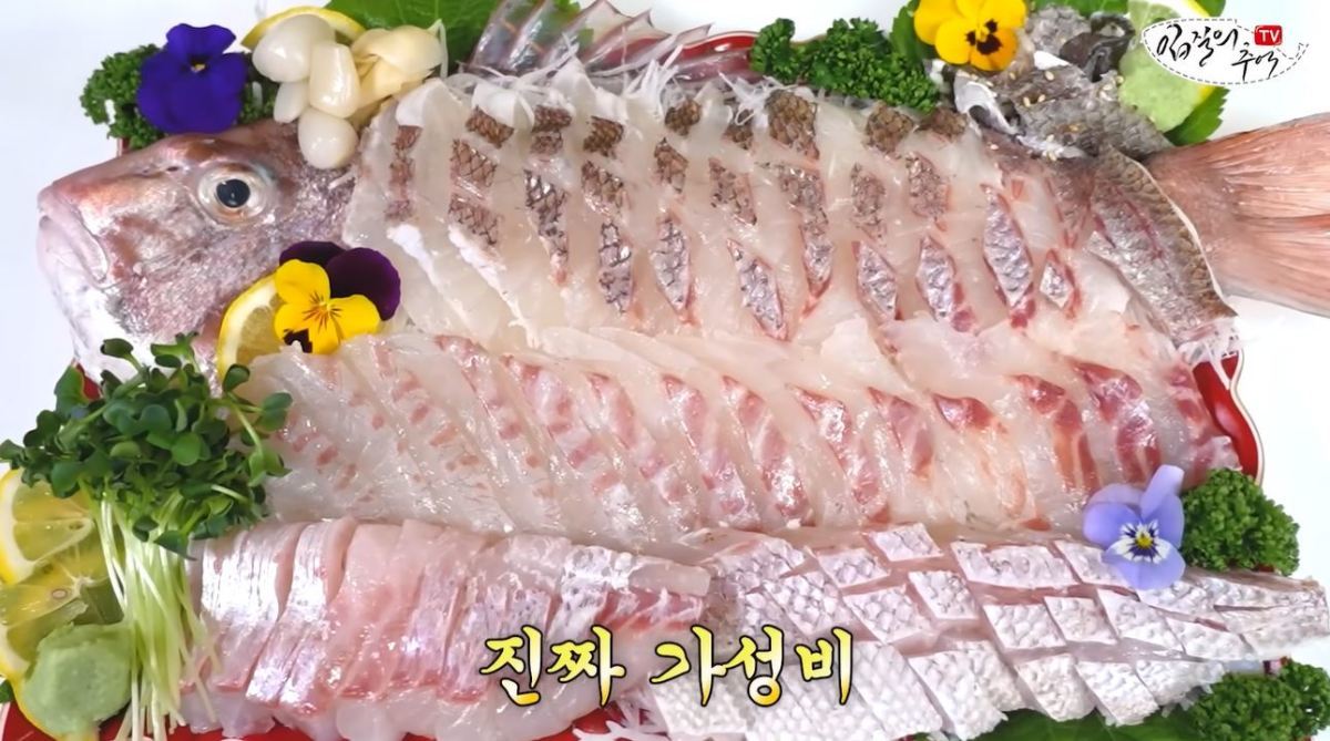 注文した真鯛の刺身を捌く様子