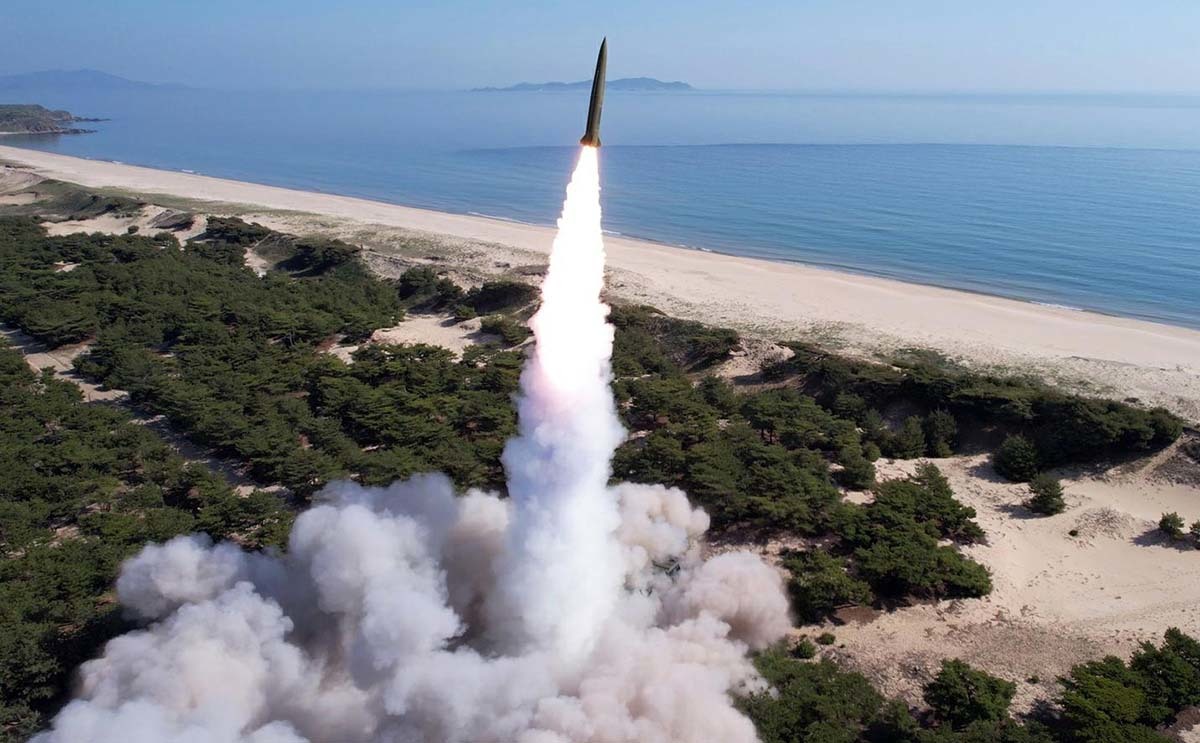 \"北朝鮮が2025年5月8日に行った長距離砲・ミサイルシステム合同打撃訓練の様子。訓練には600mm多連装ロケット砲と戦術弾道ミサイル「火星-11型」が動員された。