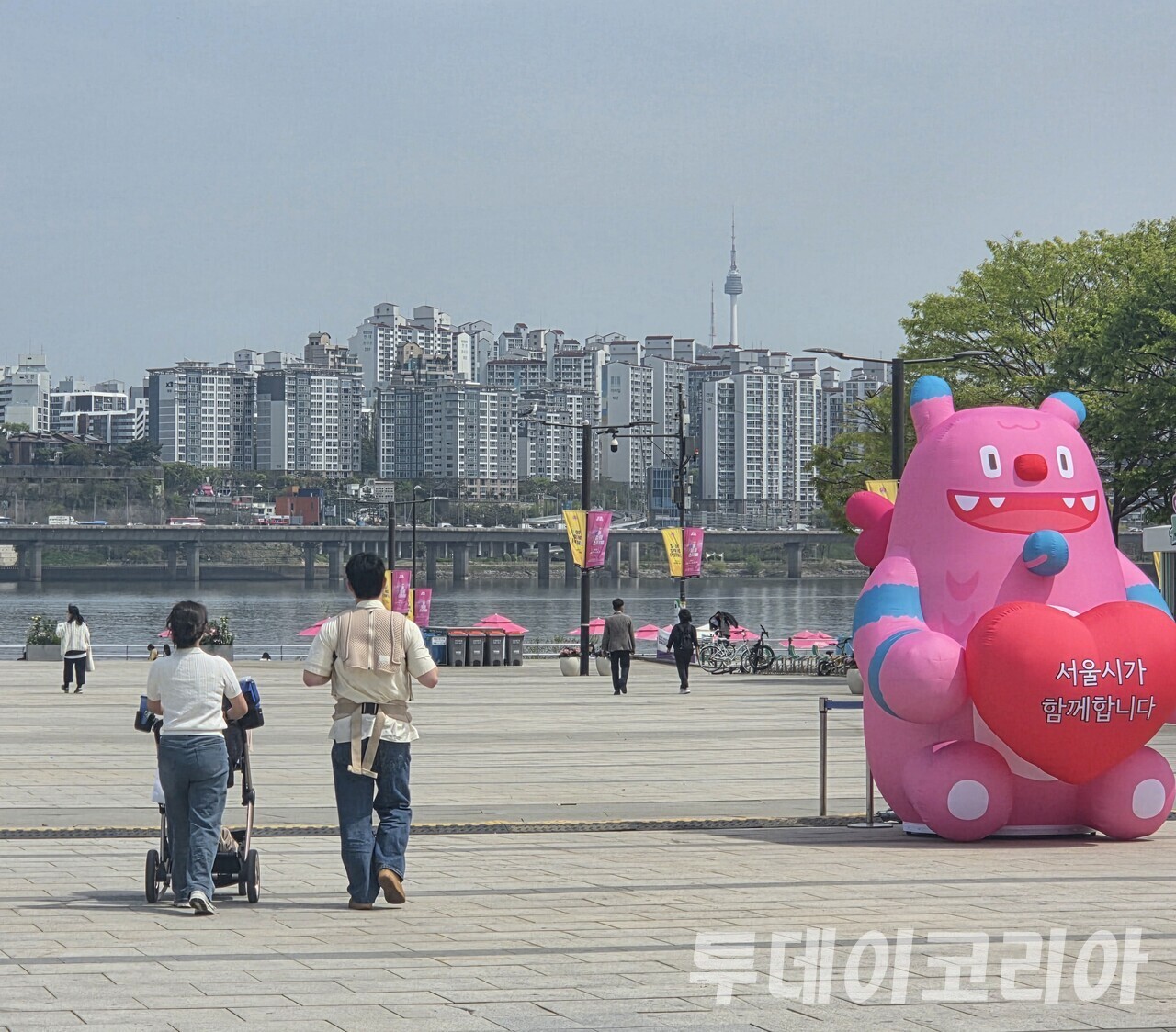 ▲ 汝矣島漢江公園で半袖を着た市民が散歩している。写真=トゥデイコリア