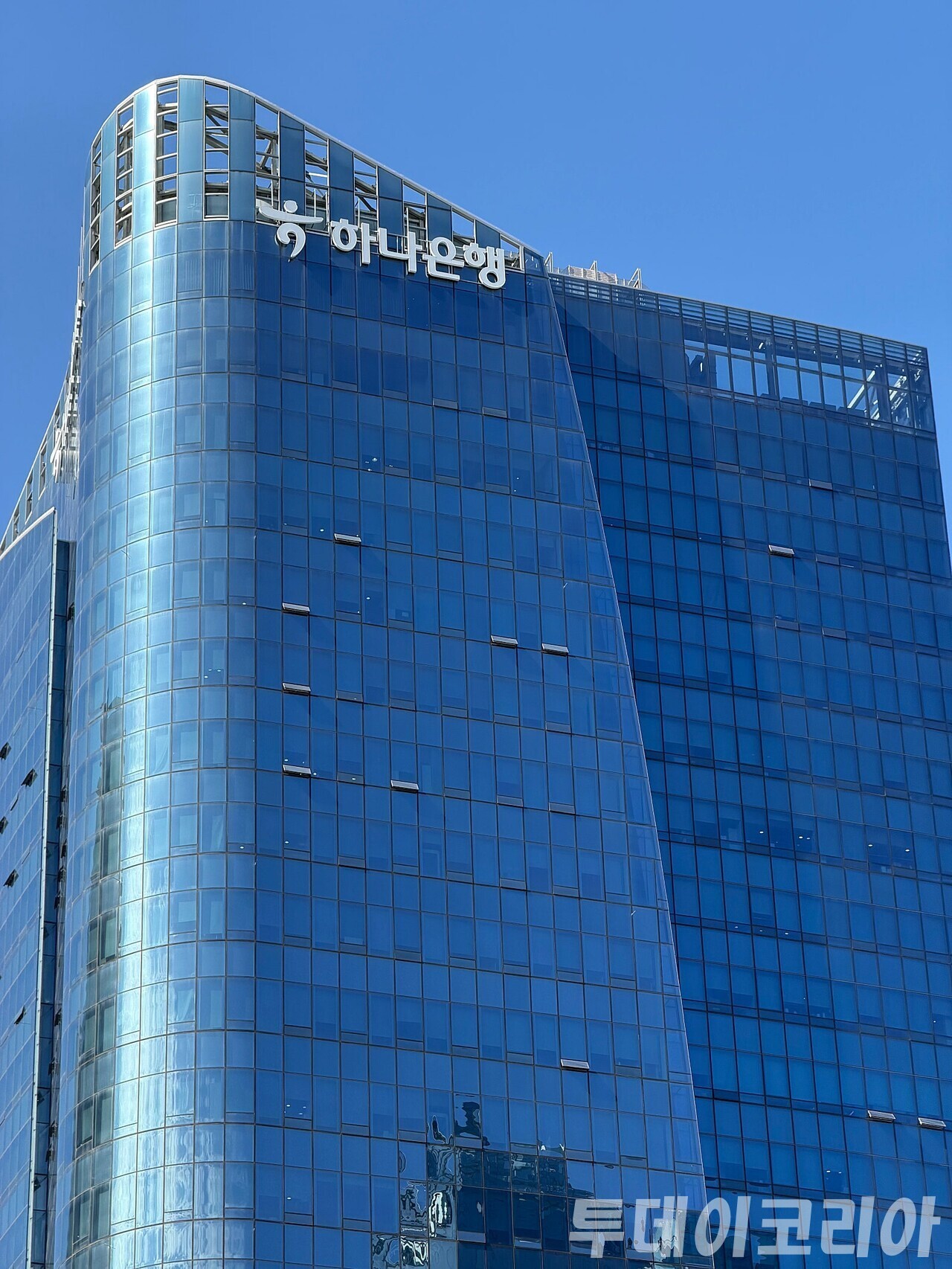 ▲ ハナ銀行本店の全景。写真=トゥデイコリア