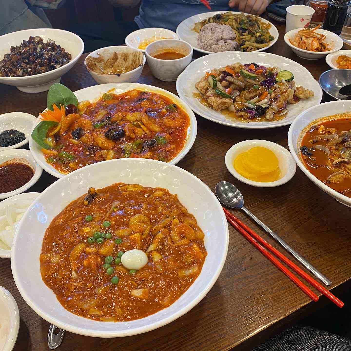 \"白ジャージャー麺の名店\"