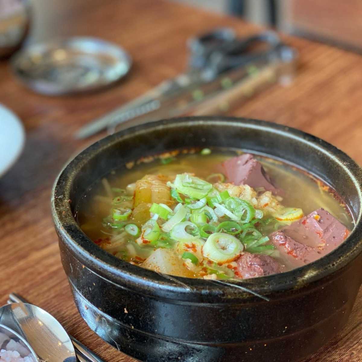 \"강남따로국밥の店内と料理\"