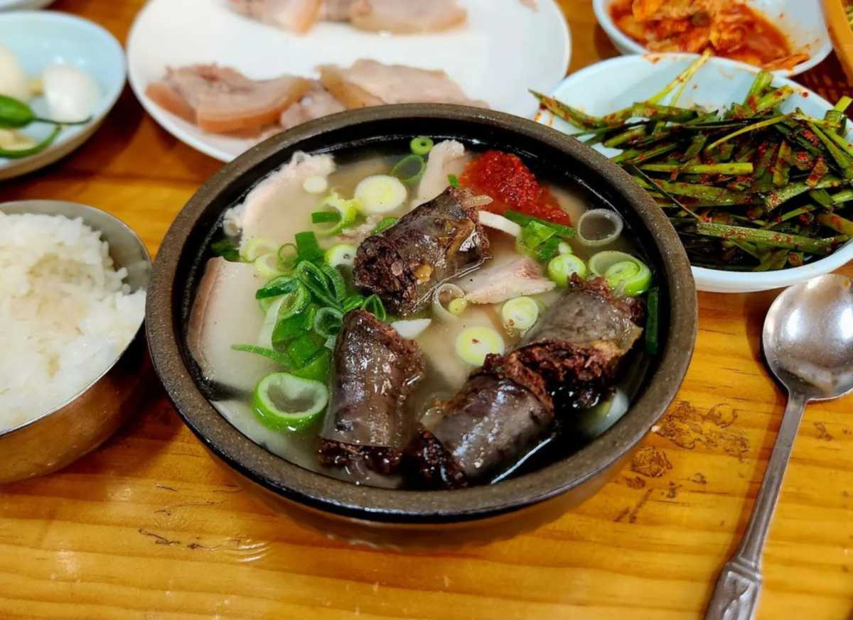 \"합천국밥집の店内と料理\"