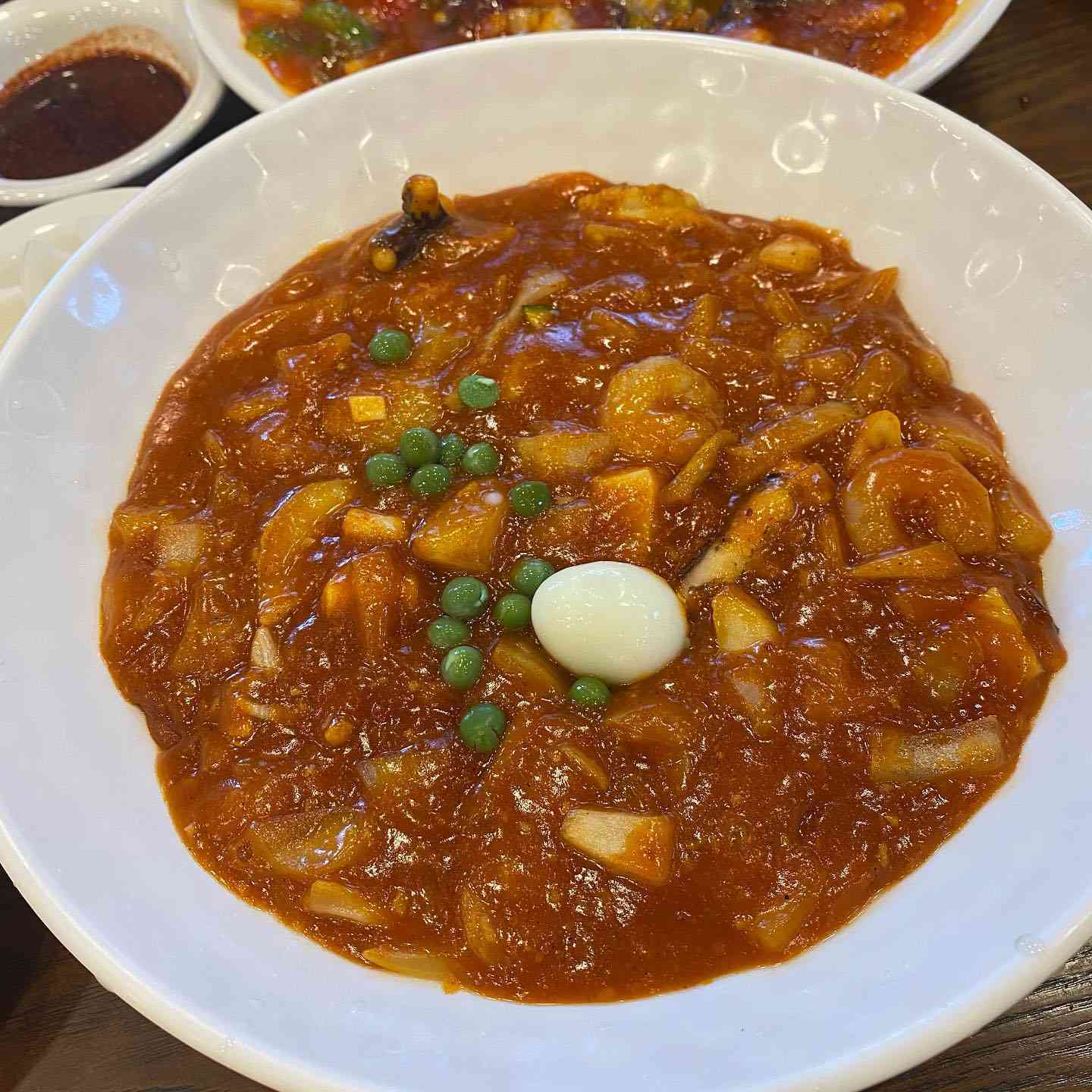 \"白ジャージャー麺の名店\"