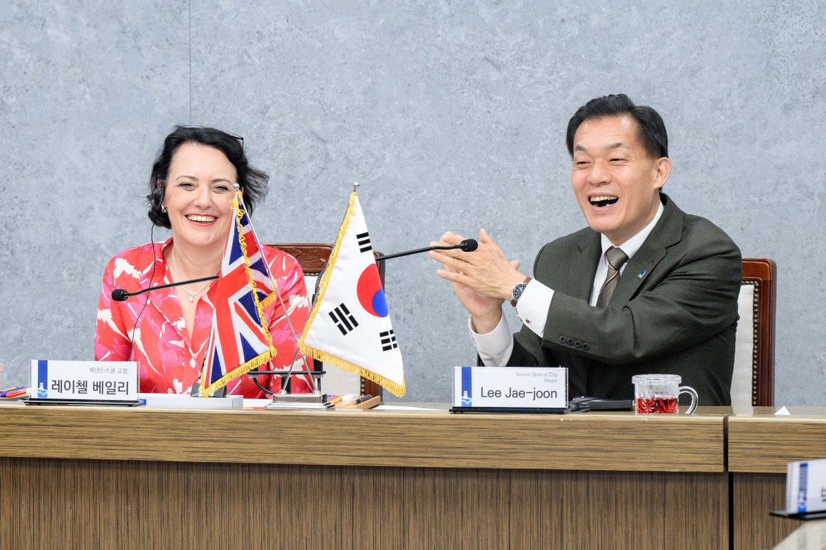 イ・ジェジュン水原特例市長（右）とベネンデンスクール校長レイチェル・ベイリーが17日、水原市庁で経済自由区域の外国教育機関設立に関する業務協約を締結した後、笑顔を見せている