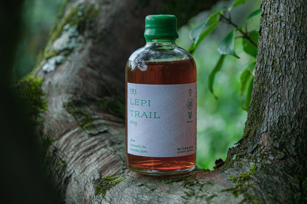 충비차（虫秘茶）を使って発酵させた酒のイメージ写真