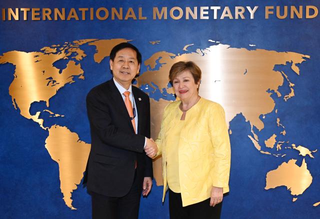 \"主要20カ国（G20）財務大臣会議および国際通貨基金（IMF）・世界銀行（WB）春季会議に出席するため米国ワシントンD.C.を訪問中のク・ユンチョル副首相兼財政経済部長官が17日（現地時間）、IMFでクリスタリナ・ゲオルギエバ総裁と面談に先立ち握手している。[写真=聯合ニュース]\"