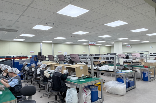 13日、SKインテルリックスの子会社型障害者標準事業所「幸福の木」は、生産スタッフ25人全員を障害者として雇用している。作業場で障害者スタッフが浄水器の消耗品を組み立てている様子【写真=キム・ナユン記者】