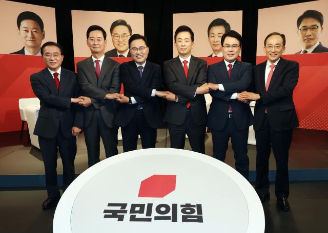 先月30日、大邱TBCで開かれた国民の力・大邱市長候補の第1回ビジョン討論会で、（左から）ユン・ジェオク、チェ・ウンソク、ホン・ソクジュン、ユ・ヨンハ、イ・ジェマン、チュ・ギョンホ各候補がポーズを取っている。写真＝聯合ニュース