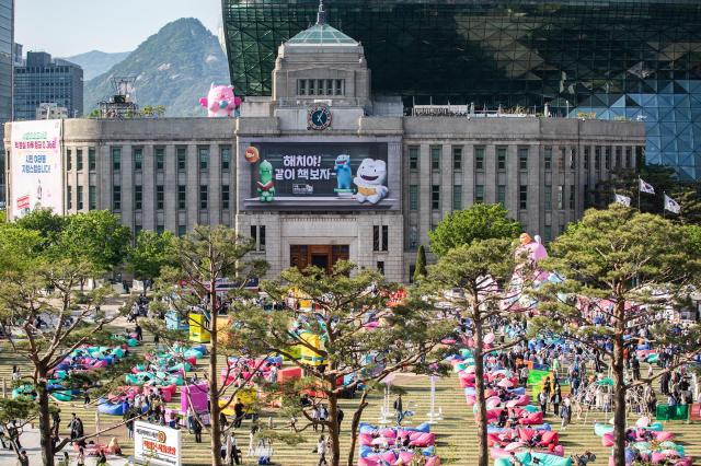 \"読書するソウル広場の週間運営の様子。写真=ソウル市\"