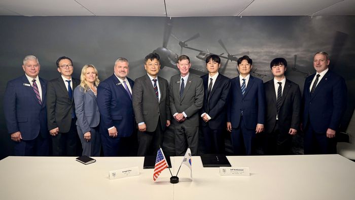 \"韓国航空宇宙産業（KAI）とベル・テキストロンの関係者が27日、米テキサス州ベル・テキストロン本社で業務協約締結後に記念撮影を行っている。