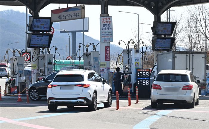 給油を待つ車両。ⓒデイリーアン ホン・グムピョ記者