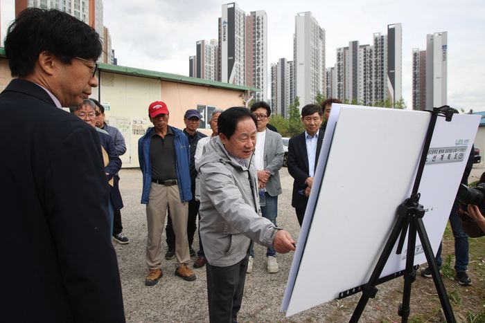 \"南楊州市が28日ダサンドン一帯で市民生活に密着した主要事業現場を直接点検している。ⓒ\"