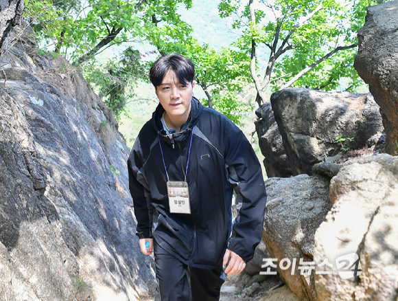 歌手カン・ソルミンが25日、ソウル・江北区の北漢山で登山家オ・ウンソン隊長と共に行われた「第13回 希望探し登山・トレッキング教室」でツツジの稜線を歩いている姿。【写真=곽영래 기자】