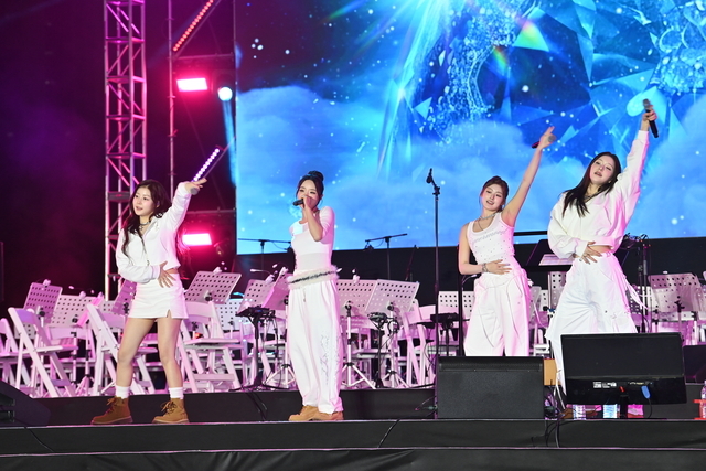 ガールズグループ・フィフティフィフティが18日、ハナム総合運動場で開かれた