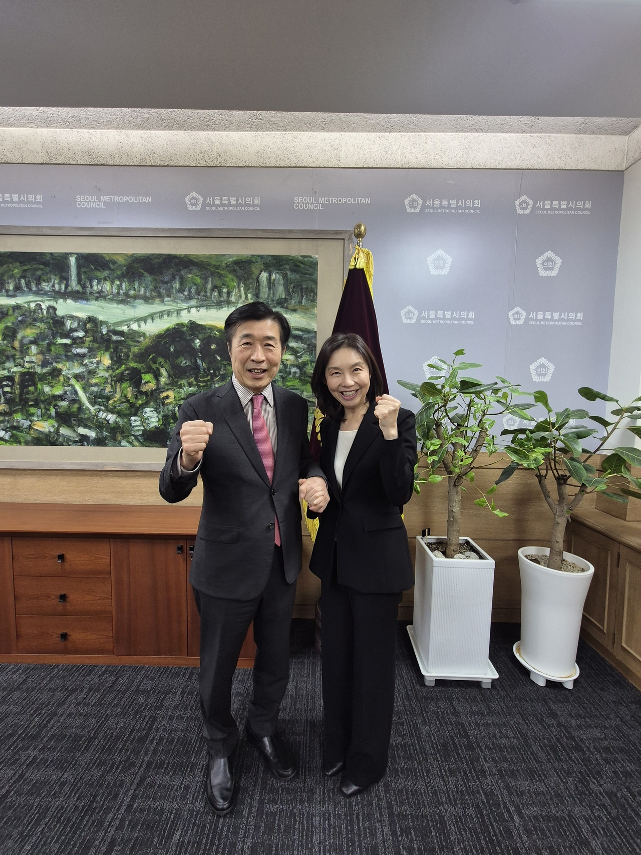 チョン・ソンス ソウル・ソチョ区長、国民の力候補（左）が29日午後、党内で競っていたソウル市議会議長チェ・ホジョンを訪ね、議長室前で記念撮影をしながらエールを送っている。（写真＝チョン・ソンス候補選挙事務所提供 ）