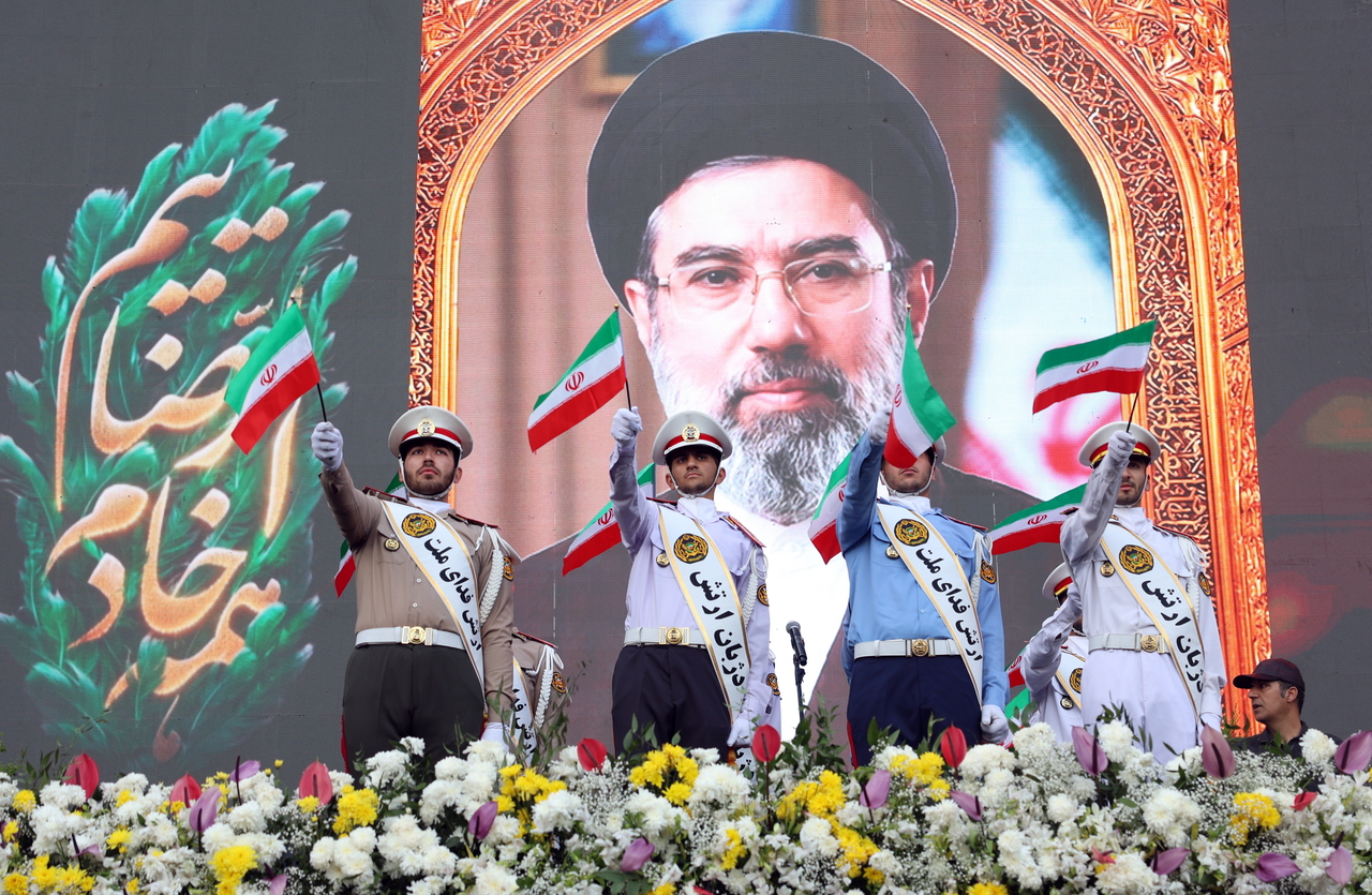 \"イラン最高指導者アヤトラ・モズタバ・ハメネイのポスター。[EPA]\"