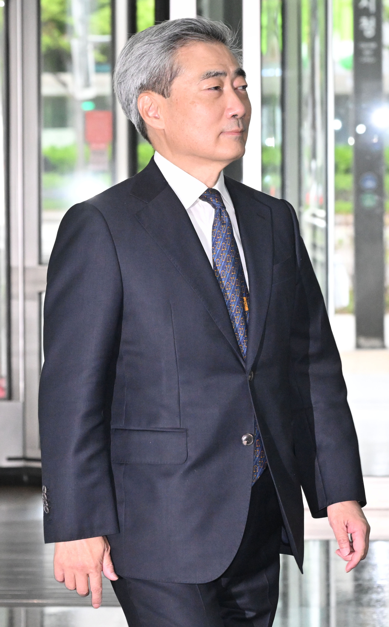 シン・ヒョンソン韓国銀行総裁候補が20日午前、ソウル中区の人事聴聞会準備事務所に出勤している。国会は15日にシン候補の人事聴聞会を開いたが、シン候補の長女の旅券法違反疑惑を理由に当日は報告書を採択しなかった。与野党は同日午後、国会の財政経済委全体会議でシン候補に対する人事聴聞経過報告書の採択の可否を協議する予定だ。イム・セジュン記者