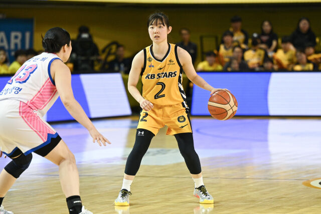 \"清州KBスターズは24日、清州体育館で行われたチャンピオン決定戦第2戦で龍仁三星生命を8点差で下した。ホ・イェウンがドリブルしている。/WKBL提供\"
