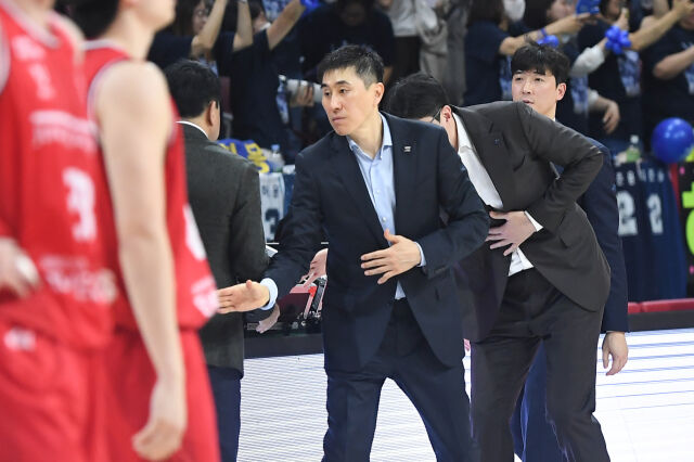 釜山KCCが24日、安養正官場アリーナで行われた準決勝第1戦で安養正官場を制した。試合後に握手するイ・サンミン釜山KCC監督./KBL提供