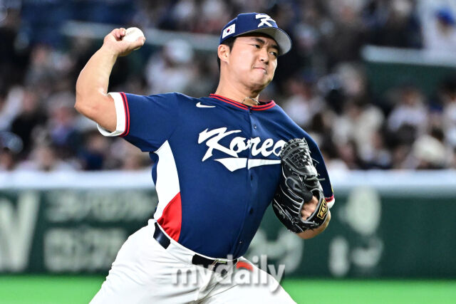 7日、日本・東京ドームで行われた2026 WBCグループリーグ、韓国－日本戦。コウソクが6回裏にマウンドに上がり力強く投げている。/マイデイリー
