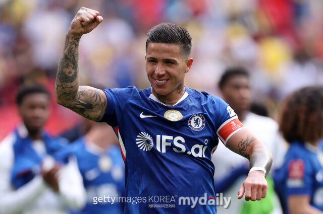 フェルナンデスが勝利直後に拳をぎゅっと握っている。/게티이미지코리아