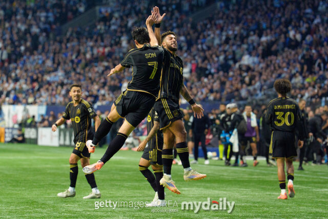 LAFCのソン・フンミンとブアンガが2025年11月、カナダ・バンクーバーで行われた2025シーズンMLSプレーオフの試合でゴールセレブレーションをしている。/ゲッティイメージズコリア