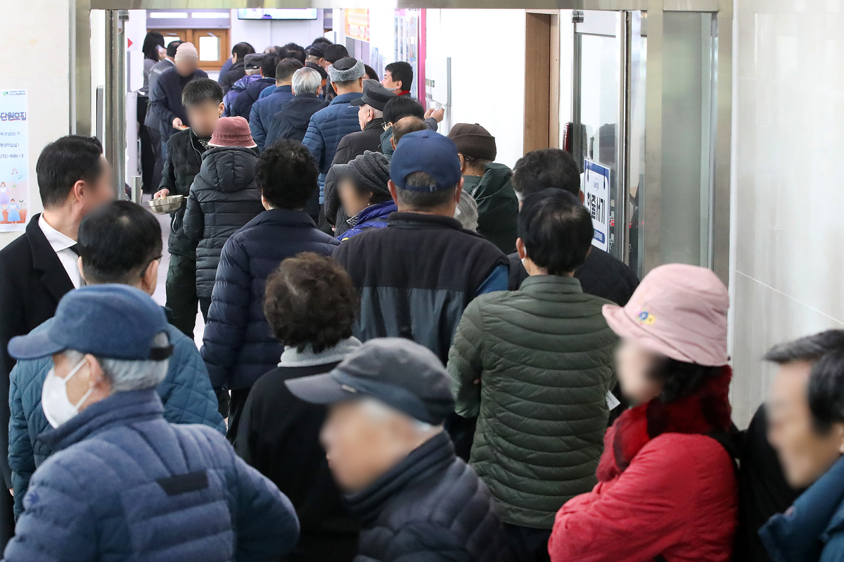大邱（テグ）達西区のソンソ老人総合福祉館で特別メニューが提供され、高齢の市民が長い列を作って順番を待っている。/ニュース1