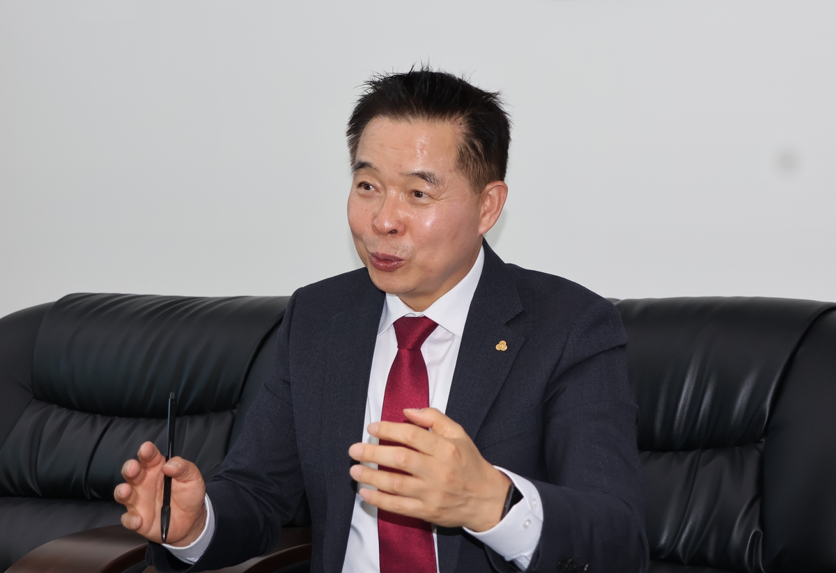 ハ・ウォンソン 大韓住宅管理士協会長が15日、ソウル・金泉区加山洞の協会本会でソウル経済新聞の取材に応じている。写真提供＝大韓住宅管理士協会