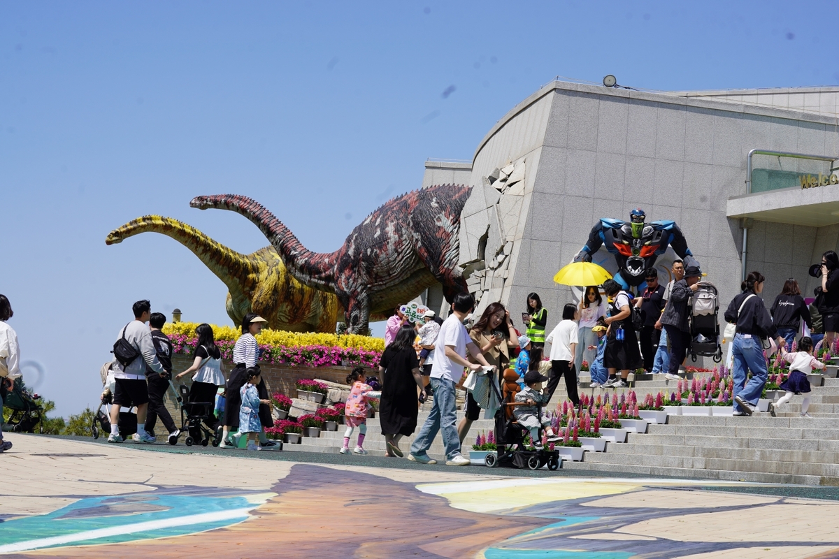 \"ヘナム恐竜博物館。半額旅行の主要な訪問コースといえばやはり「ヘナム恐竜大祭典」が挙げられる。ヘナム郡は5月2日〜5日までヘナム恐竜博物館周辺で祭りを開催し、ゴールデンウィークを考慮して開催期間を4日間に延長し、入場料を全面無料にした。写真提供=ヘナム郡\"